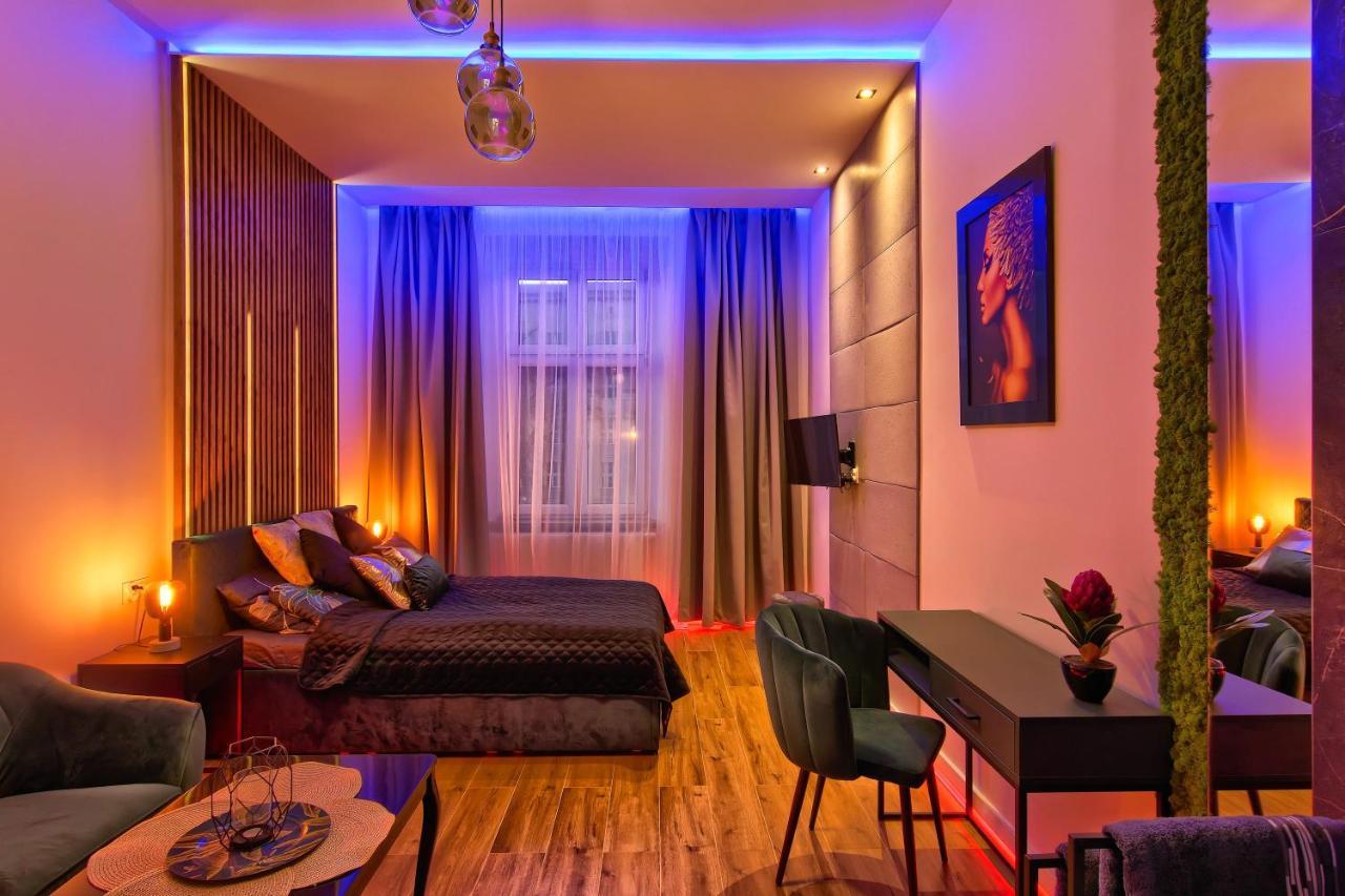 Czarny Z Jacuzzi Apartment